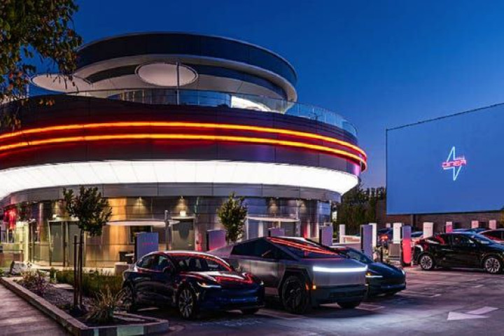 Илон Маск открыл футуристический фастфуд Tesla Diner