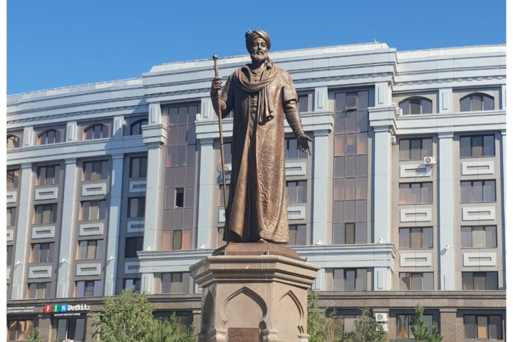 В Астане установлен памятник Алишеру Навои