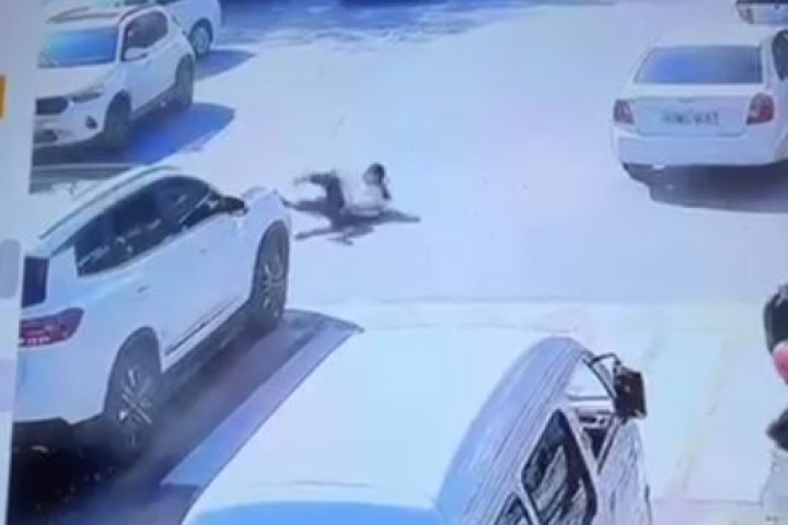 В Андижане школьницу сбили на нерегулируемом пешеходном переходе