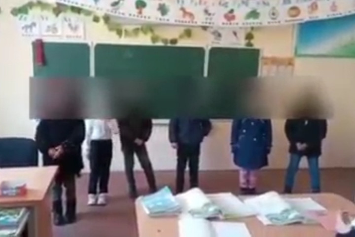 В Намангане учительница выстроила первоклашек перед доской «позора» за невыполненное домашнее задание
