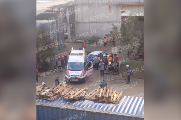 В Янгихаётском районе столицы с 15-го этажа новостройки упал рабочий