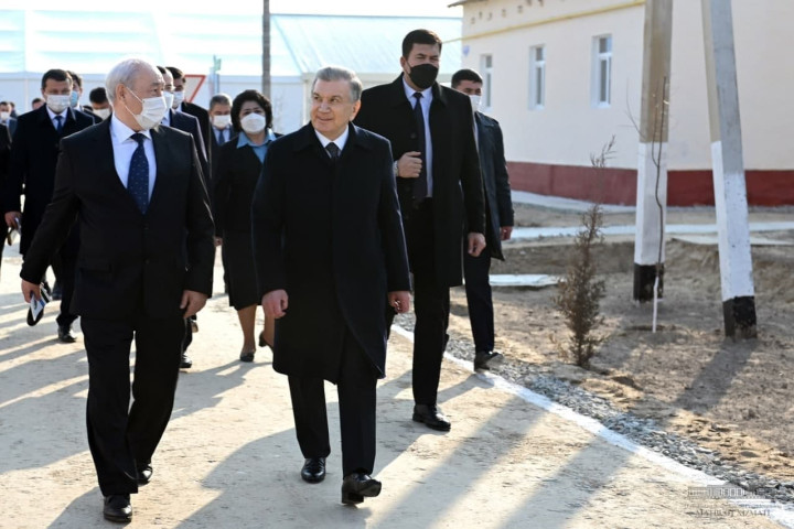 Президент Шавкат Мирзиёев посетил махаллю в Нукусе
