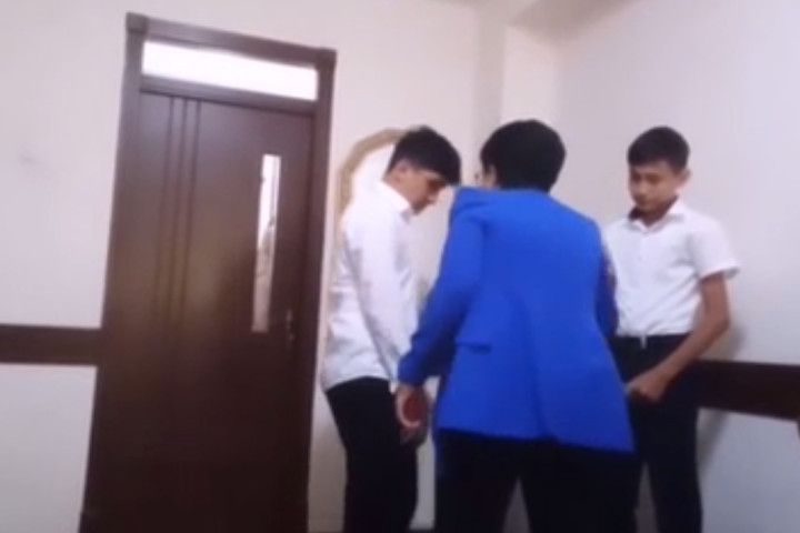 Детский омбудсман взял на контроль инцидент с избиением школьника директором - видео