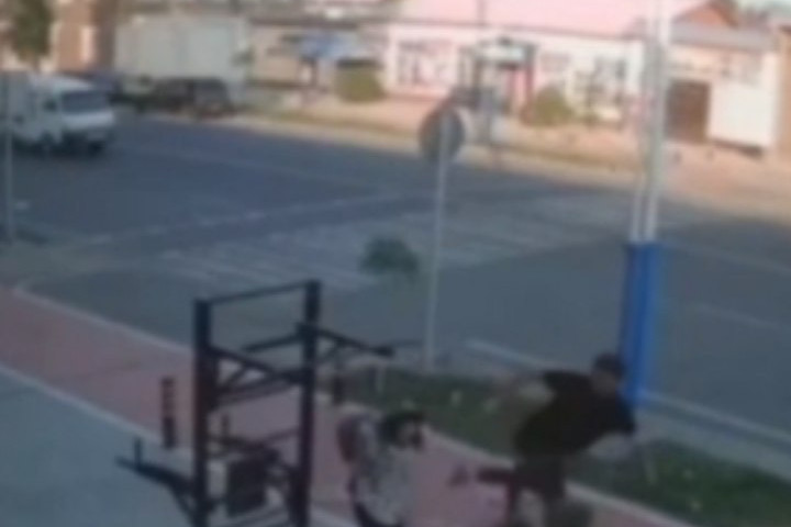 В Ферганской области молодой человек на улице избил знакомую девушку. Правоохранители начали проверку инцидента