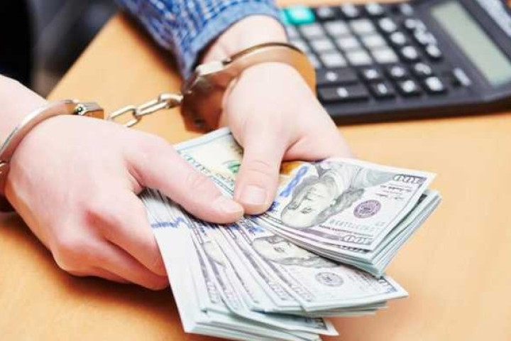 Два сотрудника системы Министерства занятости и сокращения бедности пойманы на взятке
