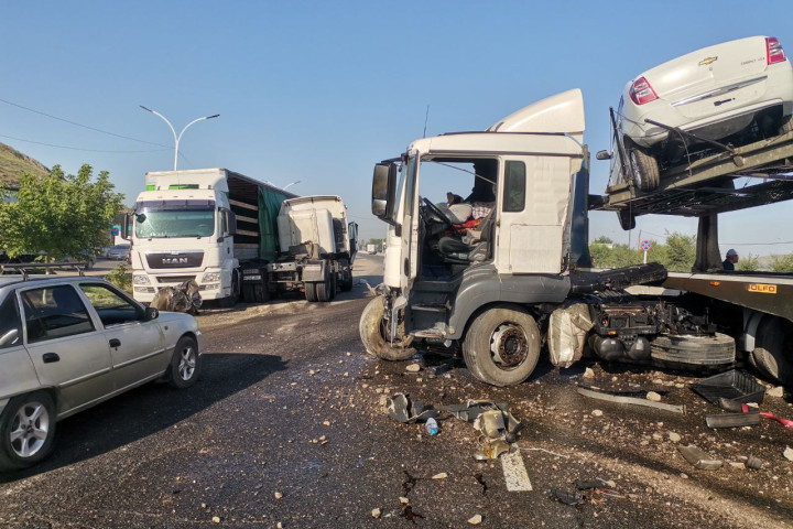 В Джизаке произошло ДТП с участием четырех грузовых автомобилей — подробности