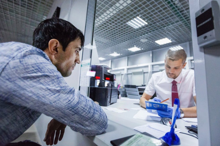 В России предложили запретить мигрантам переводить за рубеж сумму больше зарплаты