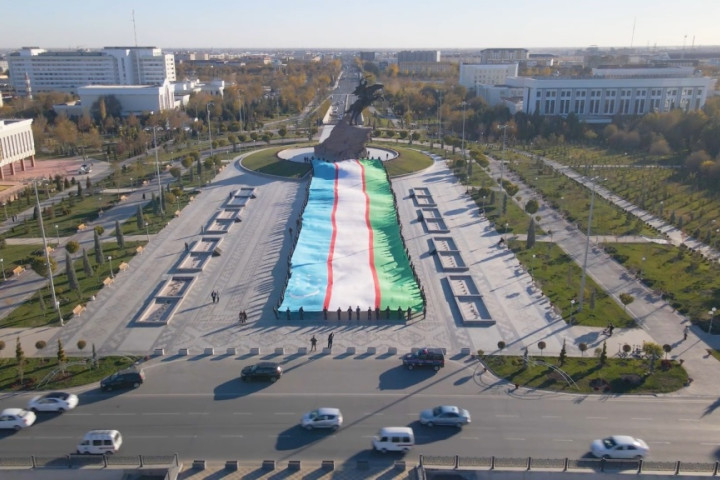 Стометровый флаг Узбекистана в пути: торжественное путешествие по городам страны