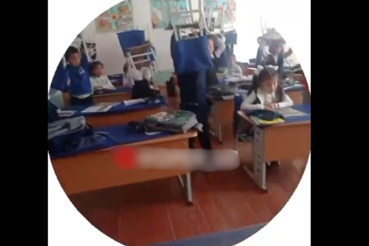 В одной из школ Джизака первоклассников наказали поднятием стульев выше головы