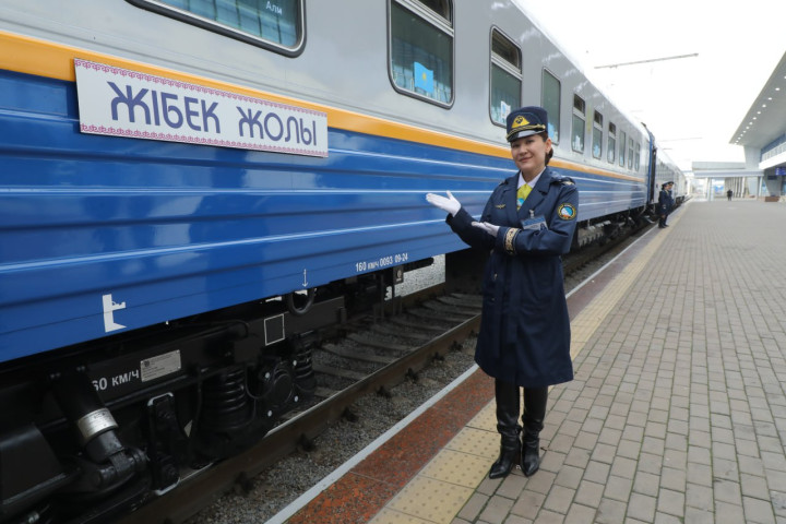 Более 100 туристов отправились в путешествие на эксклюзивном поезде «Jibek joly»