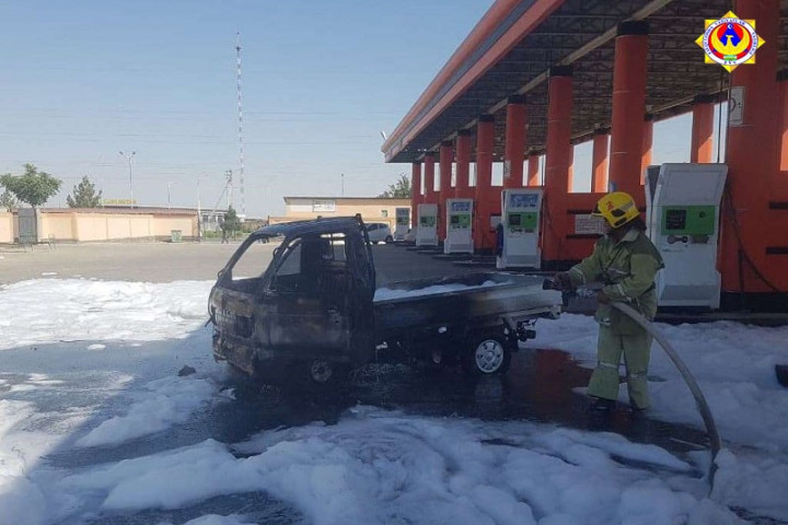 На газозаправке в Навои сгорел автомобиль Labo