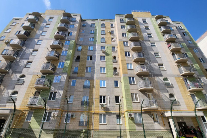 В Чирчике у жилого здания на массиве «Янги Узбекистон» просел фундамент