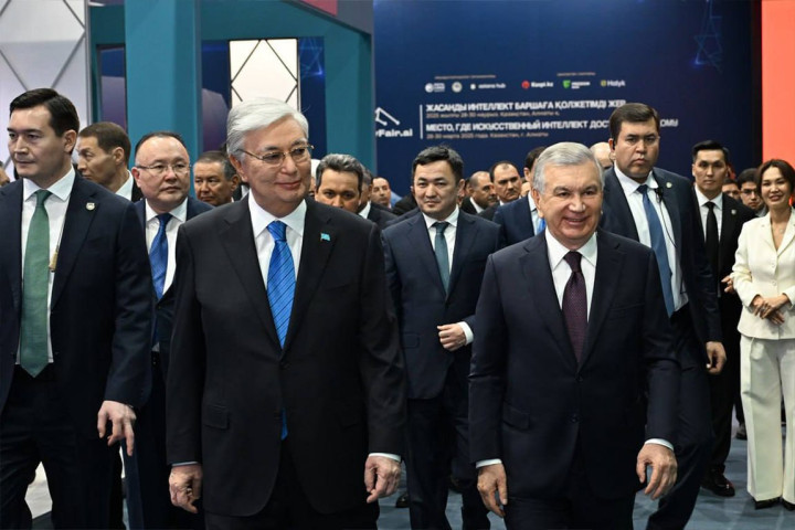 Президенты Узбекистана и Казахстана посетили выставку цифровых технологий и искусственного интеллекта в Алматы