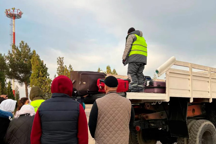 В аэропорту Карши багаж выдавали из кузова грузовика