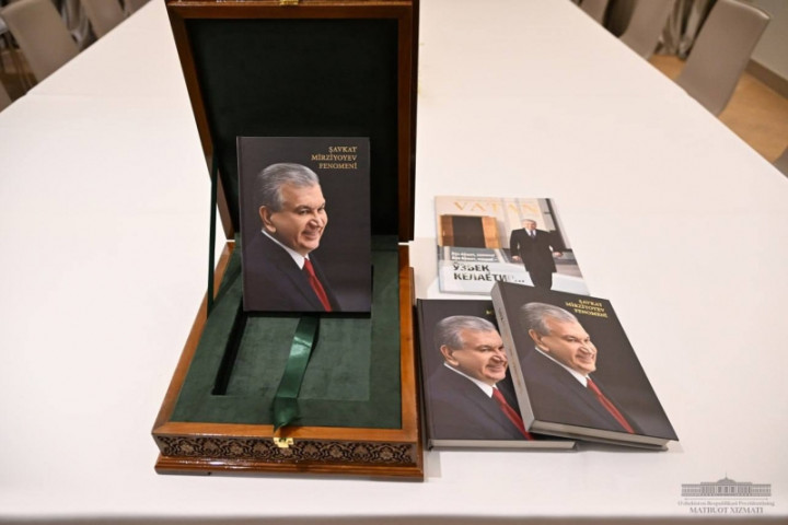 В Баку представлена книга «Феномен Шавката Мирзиёева» на азербайджанском языке