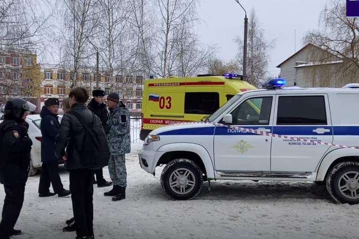 Восьмиклассница устроила стрельбу в школе в российском Брянске. Двое погибли, пятеро ранены