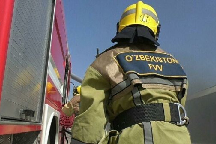 В Ташкенте вспыхнувшим пожаром охватило два соседних дома
