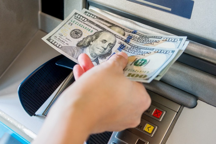 В банкоматах UZCARD временно приостановлен прием купюр номиналом 50 и 100 долларов США