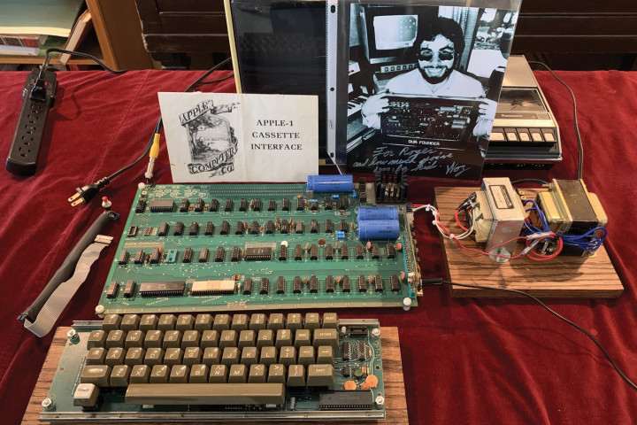 Руководство к компьютеру Apple II с автографом Стива Джобса продали за 787.483 долларов