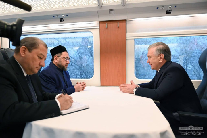 Президент Шавкат Мирзиёев по пути в Сырдарью побеседовал с муфтием Нуриддином Холикназаровым