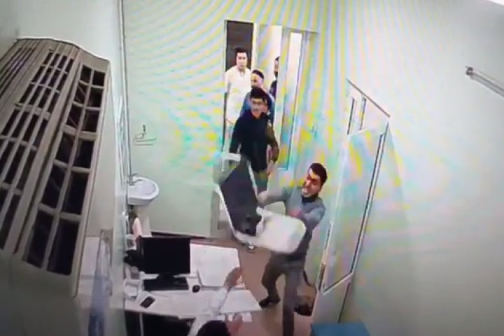 В Ташкенте пациент бросил стул в женщину-врача из-за отказа в госпитализации - видео