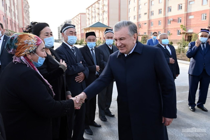 Президент осмотрел новые дома в Гулистане