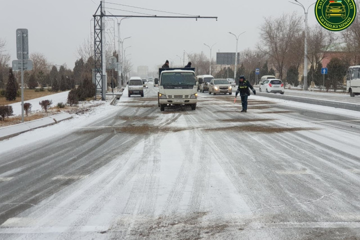 В Каракалпакстан и Хорезм пришла зима: дорожные службы просят водителей не ездить ночью без необходимости