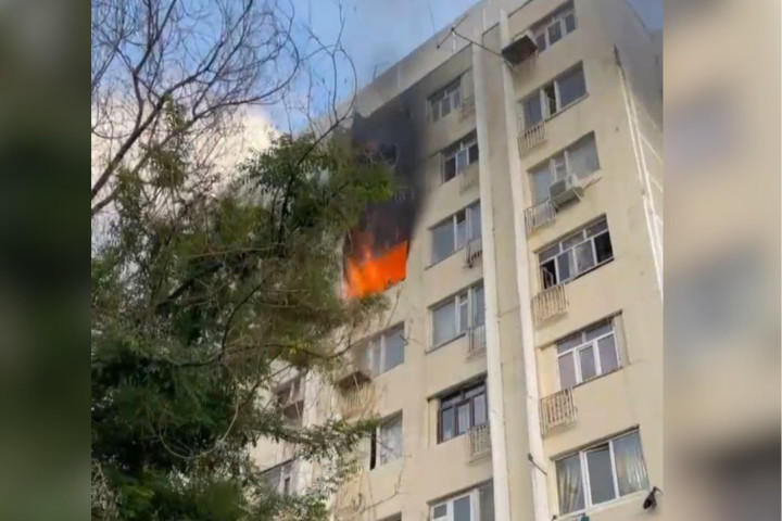 В Ташкенте в здании бывшего общежития произошел пожар. Спасатели эвакуировали 20 человек