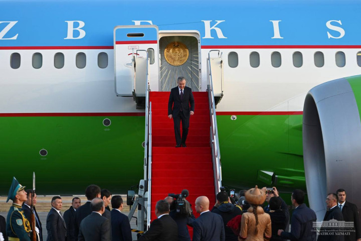 Президент Шавкат Мирзиёев прибыл в Астану