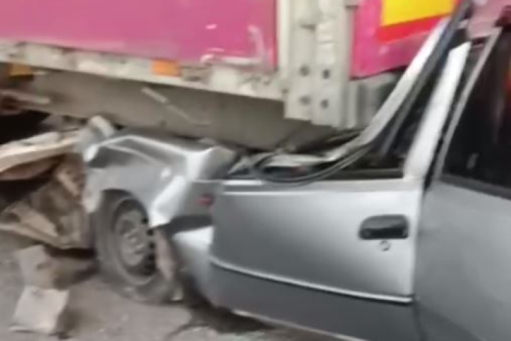 В Сырдарье водитель автомобиля уснул за рулем и въехал в грузовик