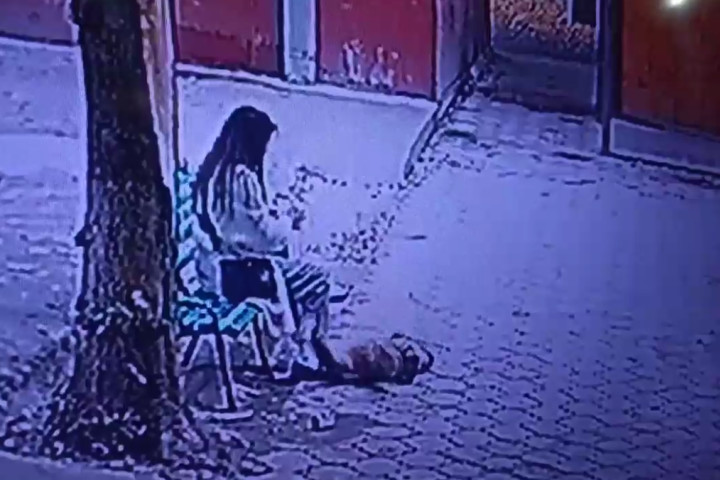 Соцсети: В Ташкенте женщина избила малолетнего ребенка средь бела дня