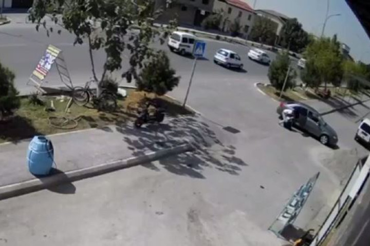 В Маргилане девушку попытались похитить парни средь бела дня - видео