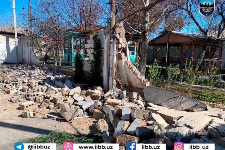 В Ташкенте из-за проливных дождей обрушился забор, ограждавший дом престарелых