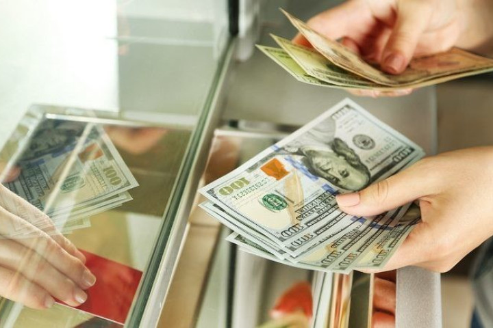 Объем денежных переводов в Узбекистан вырос на 27 % за полгода