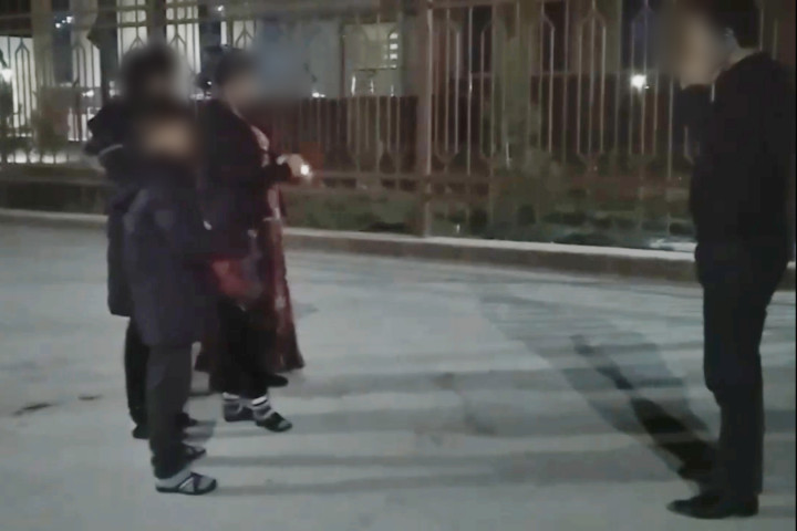 В Ташкентской области возле здания прокуратуры женщина облила бензином и подожгла себя и детей