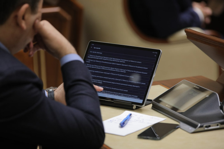 Сенаторы одобрили закон, запрещающий продажу алкоголя и табака лицам младше 21 года