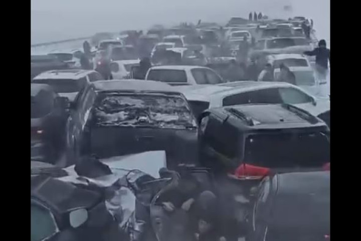 В Казахстане в массовом ДТП столкнулись около ста автомобилей - видео