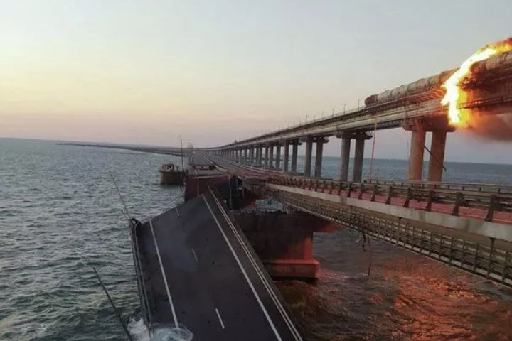 На Крымском мосту подорвали грузовой автомобиль