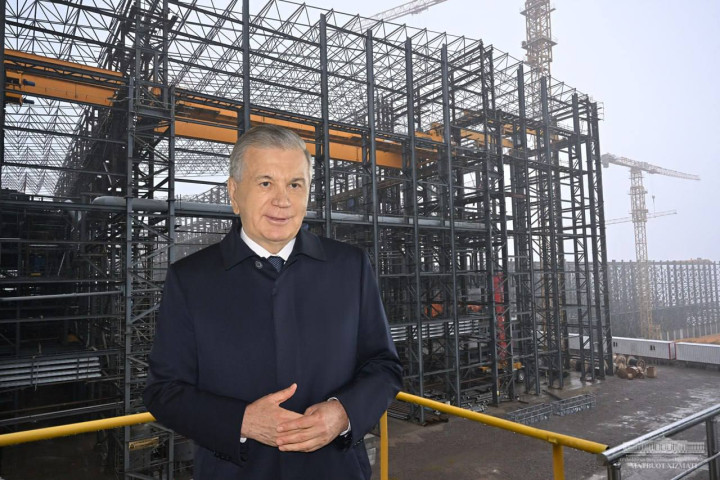 Президент Шавкат Мирзиёев посетил строительство крупного комплекса на АГМК