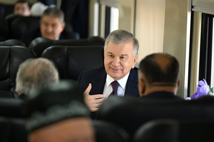 Шавкат Мирзиёев совершил поездку на поезде до Ургута по новой железнодорожной линии
