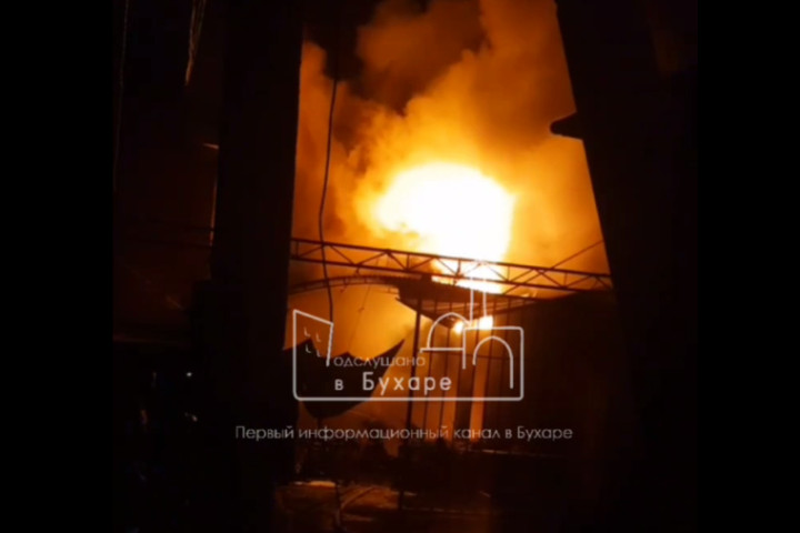В Бухаре в ночь на 1 августа сгорело 23 магазина - видео