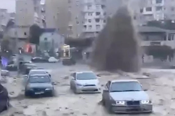 В Баку сильно затопило улицы - подробности
