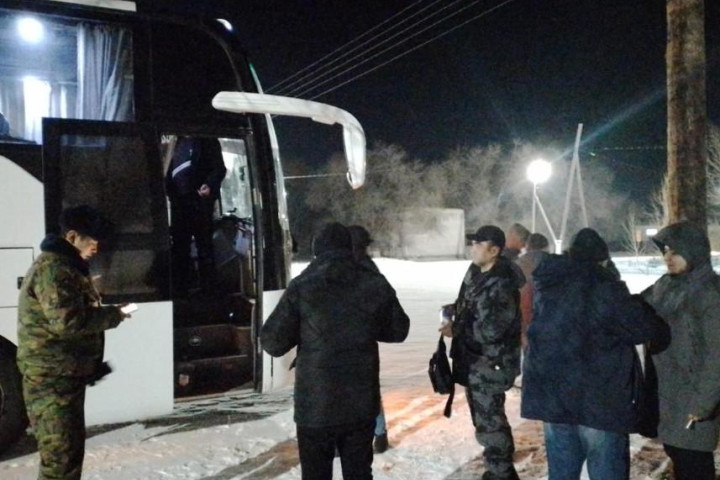 Из двух автобусов, застрявших на трассе «Самара-Шымкент», эвакуировали 69 узбекистанцев