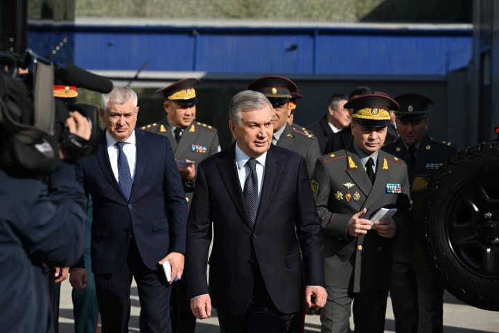 Президент Шавкат Мирзиёев ознакомился с новыми образцами военной техники - фото
