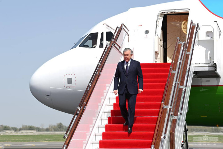Президент Узбекистана Шавкат Мирзиёев прибыл в Самарканд