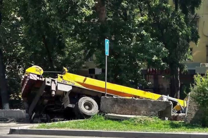В Ташкенте автокран опрокинулся в траншею для труб