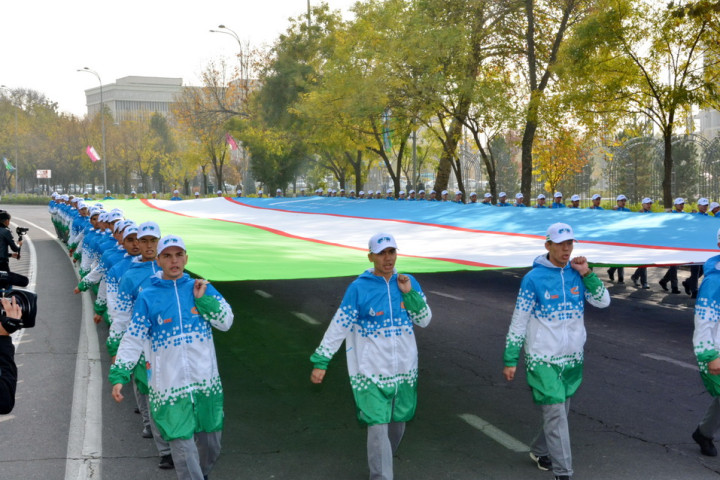 «Одна страна, один старт, одна дистанция, одна цель – бежим вместе!». Забег Yangi Nafas объединил более 50 тысяч участников из 15 городов страны