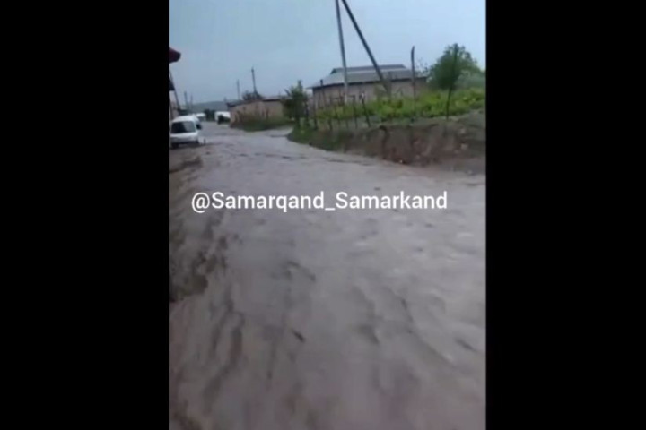 В Самаркандской области селевой поток прошелся по улицам кишлака Богихон