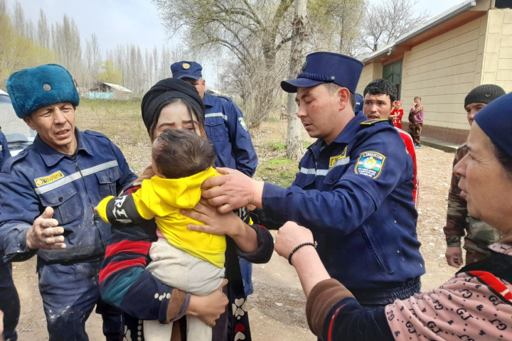 В Наманганской области сотрудник МЧС спас жизнь годовалому ребенку