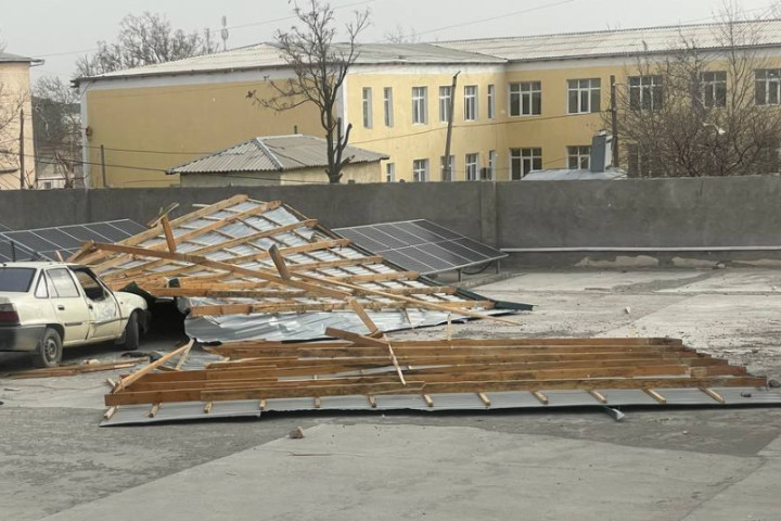 Крышу снесло. Сильный ветер повредил кровлю Фаришского районного хокимията - фото, видео